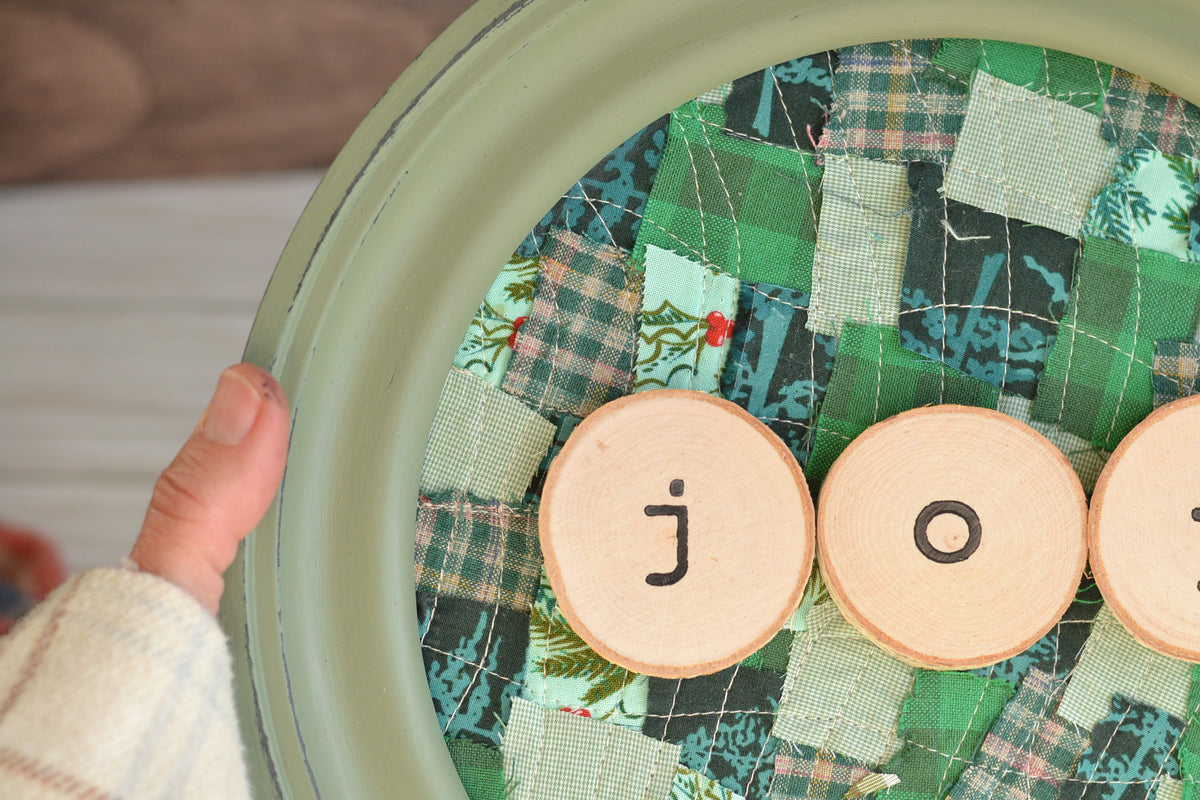 Larger Confetti Quilted Round Frame Log Slice JOY G45